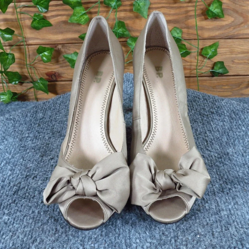 BP. Fabulous Women‎ Heel Size 7.5 Formal Evening Peep Toe Bow Champagne Fabric